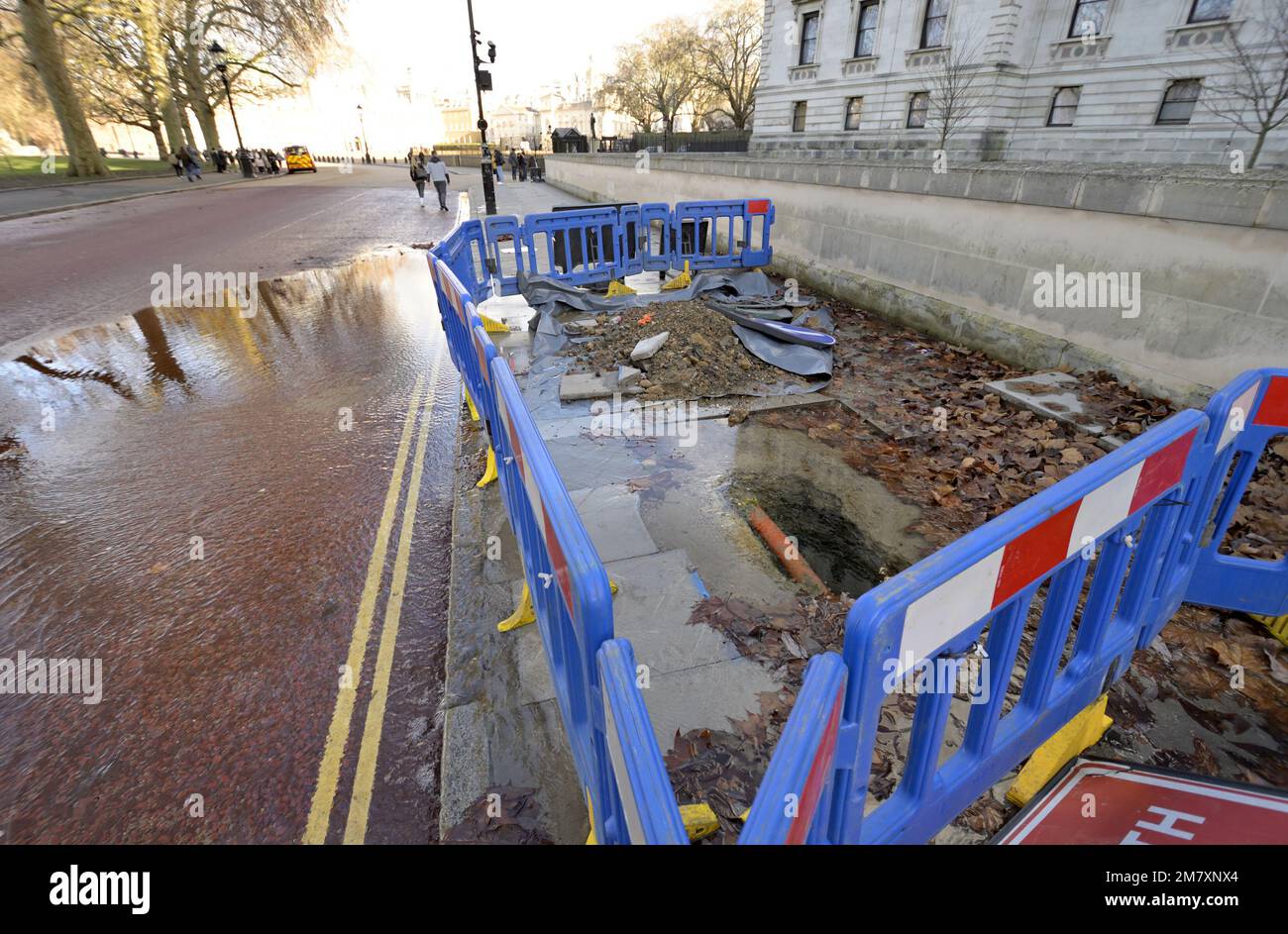 Londra, Inghilterra, Regno Unito. Grande piscina d'acqua a causa di una tubazione che perde presso l'edificio del Tesoro in Horse Guards Road, Westminster 9th gennaio 2023 Foto Stock