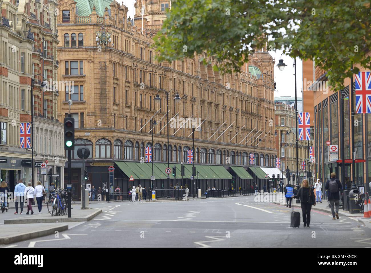 Londra, Inghilterra, Regno Unito. Il grande magazzino Harrods in un Knightbridge quasi deserto il giorno del funerale della regina Elisabetta II, 19th settembre 2022 Foto Stock