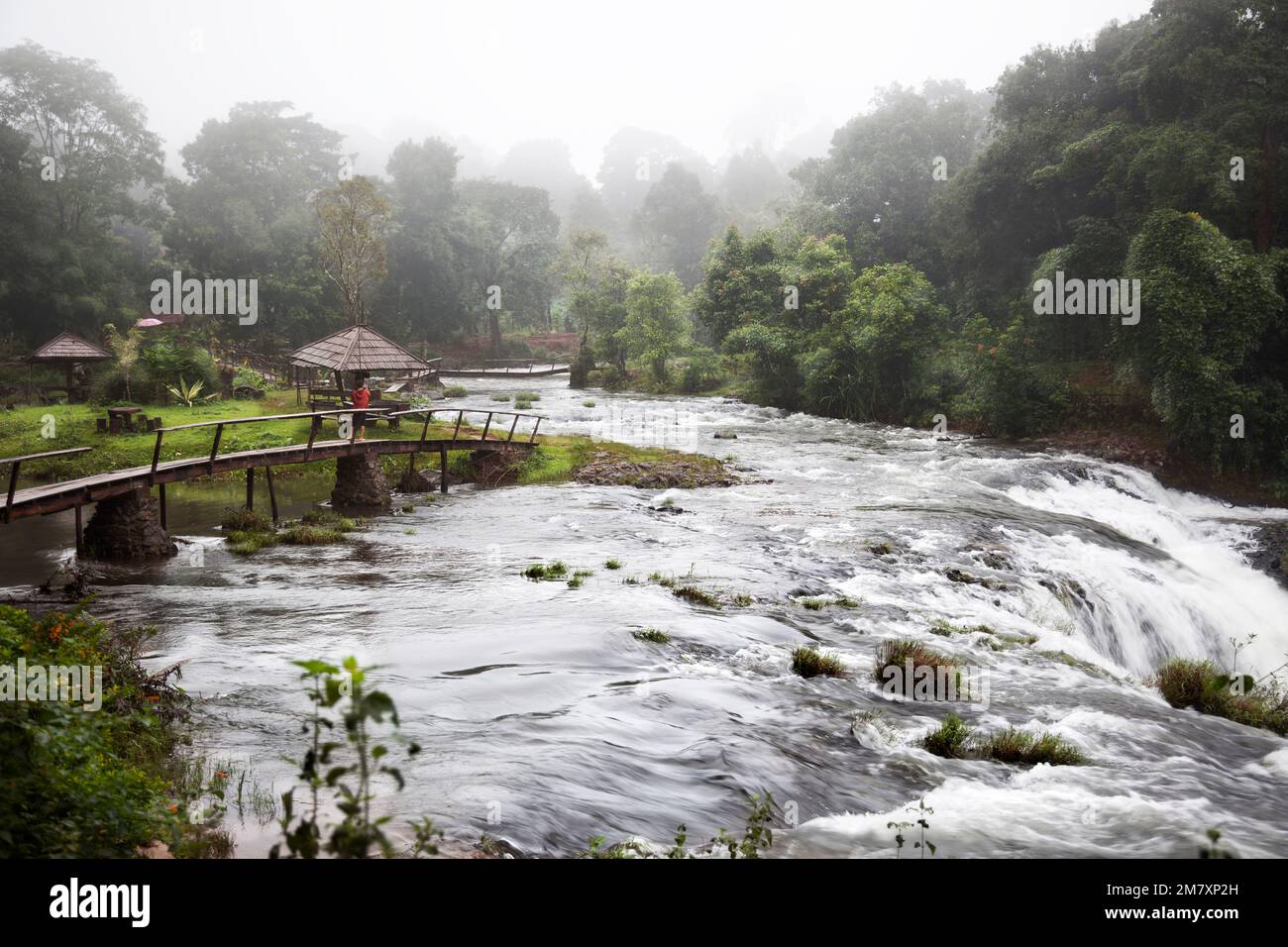 Luang Prabang-Laos: 28 luglio 2007: Cascate nella valle del Mekong dove c'è un'area ricreativa e la gente può andare a pescare Foto Stock