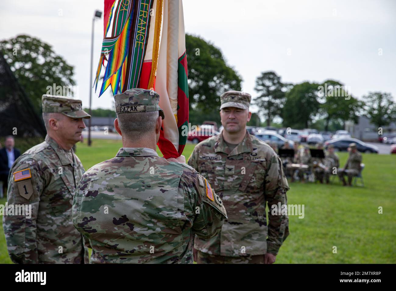 Tough ‘Ombres della Brigata di supporto del 90th conduce oggi una cerimonia di cambio di comando su Camp Pike a North Little Rock, Arkansas. STATI UNITI Briga della Riserva dell'esercito. Il generale Kevin Meisler, Comandante del comando di sostegno del 4th (spedizione), sta officiando la cerimonia. Il Colonnello Stephen M. Pazak cede il comando al Colonnello Dixon T. Brockbank di Perry, Utah, dopo aver prestato servizio come comandante della brigata dal 1 giugno 2020. Foto Stock