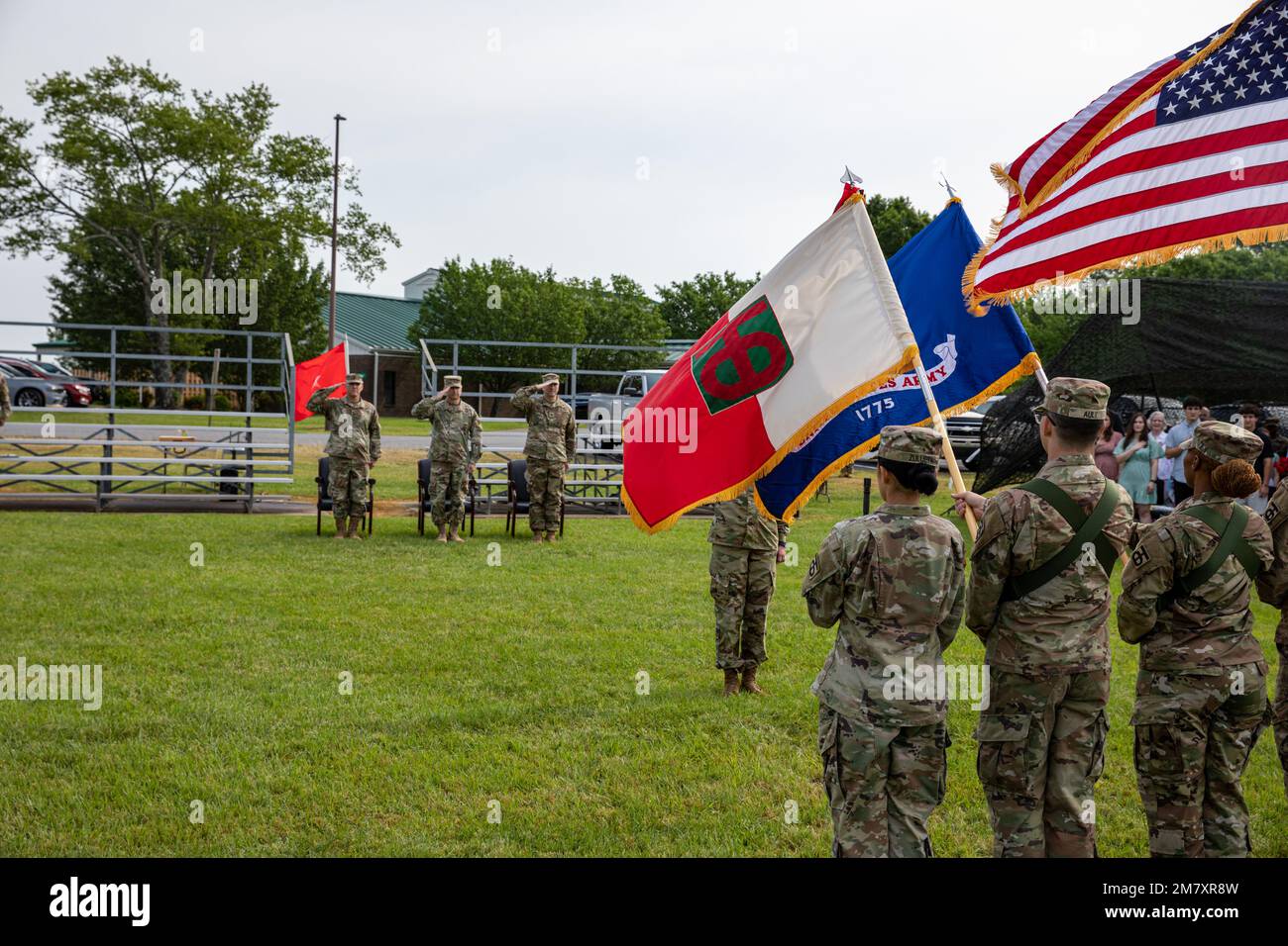 Tough ‘Ombres della Brigata di supporto del 90th conduce oggi una cerimonia di cambio di comando su Camp Pike a North Little Rock, Arkansas. STATI UNITI Briga della Riserva dell'esercito. Il generale Kevin Meisler, Comandante del comando di sostegno del 4th (spedizione), sta officiando la cerimonia. Il Colonnello Stephen M. Pazak cede il comando al Colonnello Dixon T. Brockbank di Perry, Utah, dopo aver prestato servizio come comandante della brigata dal 1 giugno 2020. Foto Stock