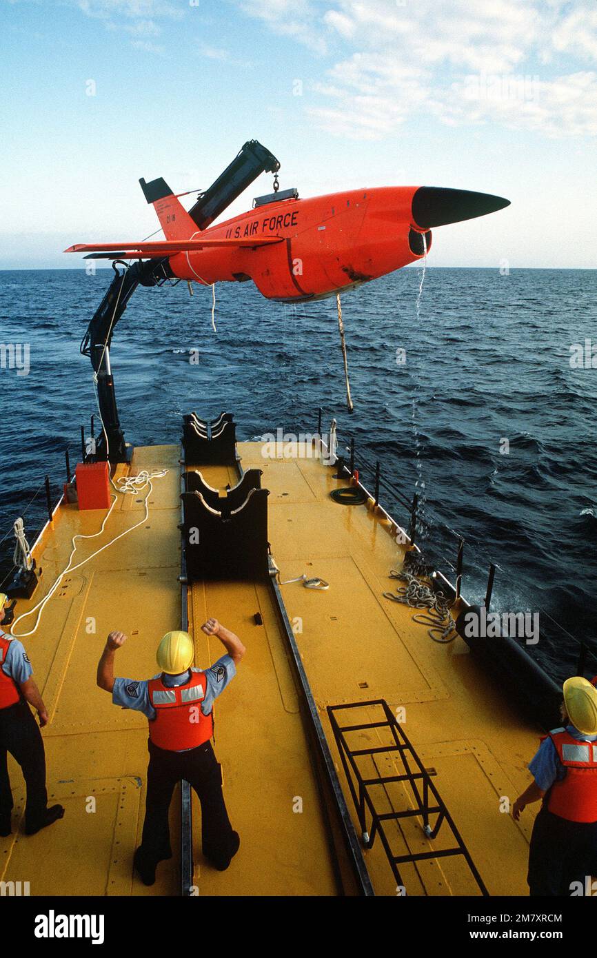 Una gru a bordo degli Stati Uniti La nave per il recupero dei missili  dell'aeronautica (MR-85 1603) solleva un drone Firebee dall'oceano. Il drone  atterrato in acqua dopo il completamento di una