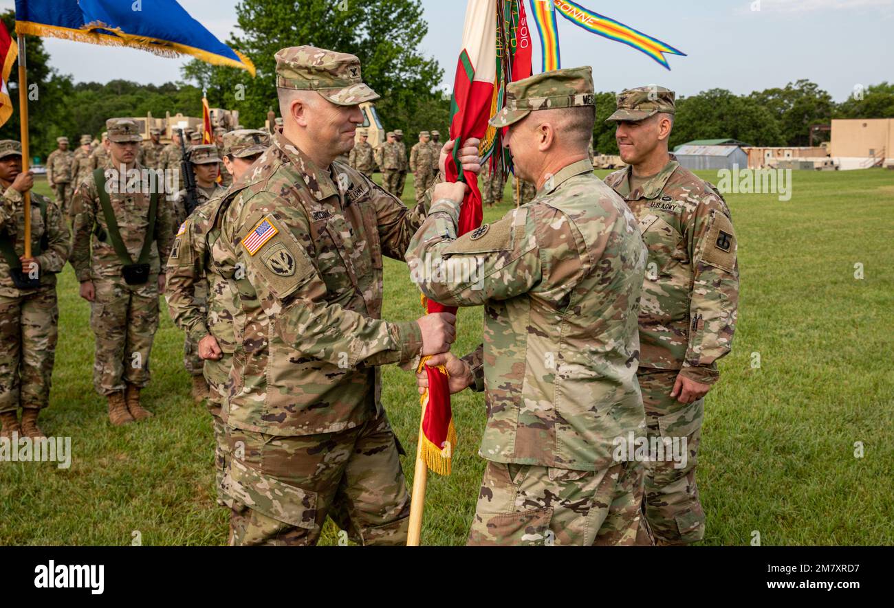 Tough ‘Ombres della Brigata di supporto del 90th conduce oggi una cerimonia di cambio di comando su Camp Pike a North Little Rock, Arkansas. STATI UNITI Briga della Riserva dell'esercito. Il generale Kevin Meisler, Comandante del comando di sostegno del 4th (spedizione), sta officiando la cerimonia. Il Colonnello Stephen M. Pazak cede il comando al Colonnello Dixon T. Brockbank di Perry, Utah, dopo aver prestato servizio come comandante della brigata dal 1 giugno 2020. Foto Stock