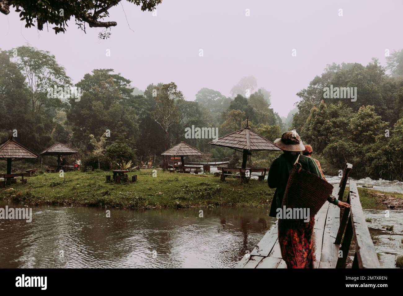 Luang Prabang-Laos: 28 luglio 2007: Cascate nella valle del Mekong dove c'è un'area ricreativa e la gente può andare a pescare Foto Stock