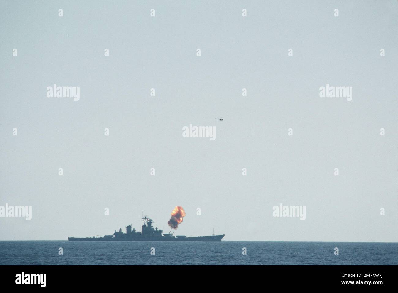 Una vista a dritta della corazzata NEW JERSEY (BB 62) che spara una delle sue pistole calibro 16 pollici/50. Il NEW JERSEY è stato rinnovato e modernizzato e sta subendo prove in mare prima della riattivazione nel gennaio 1983. Paese: Oceano Pacifico (POC) Foto Stock