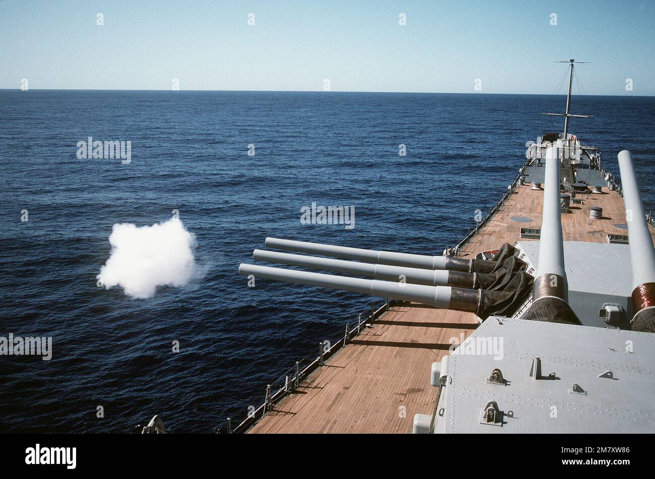 Una pistola da 16 pollici/50 pollici viene sparata sul lato porto della nave da guerra NEW JERSEY (BB-62). Il NEW JERSEY è stato rinnovato e modernizzato e sta subendo prove in mare prima della riattivazione nel gennaio 1983. Paese: Oceano Pacifico (POC) Foto Stock