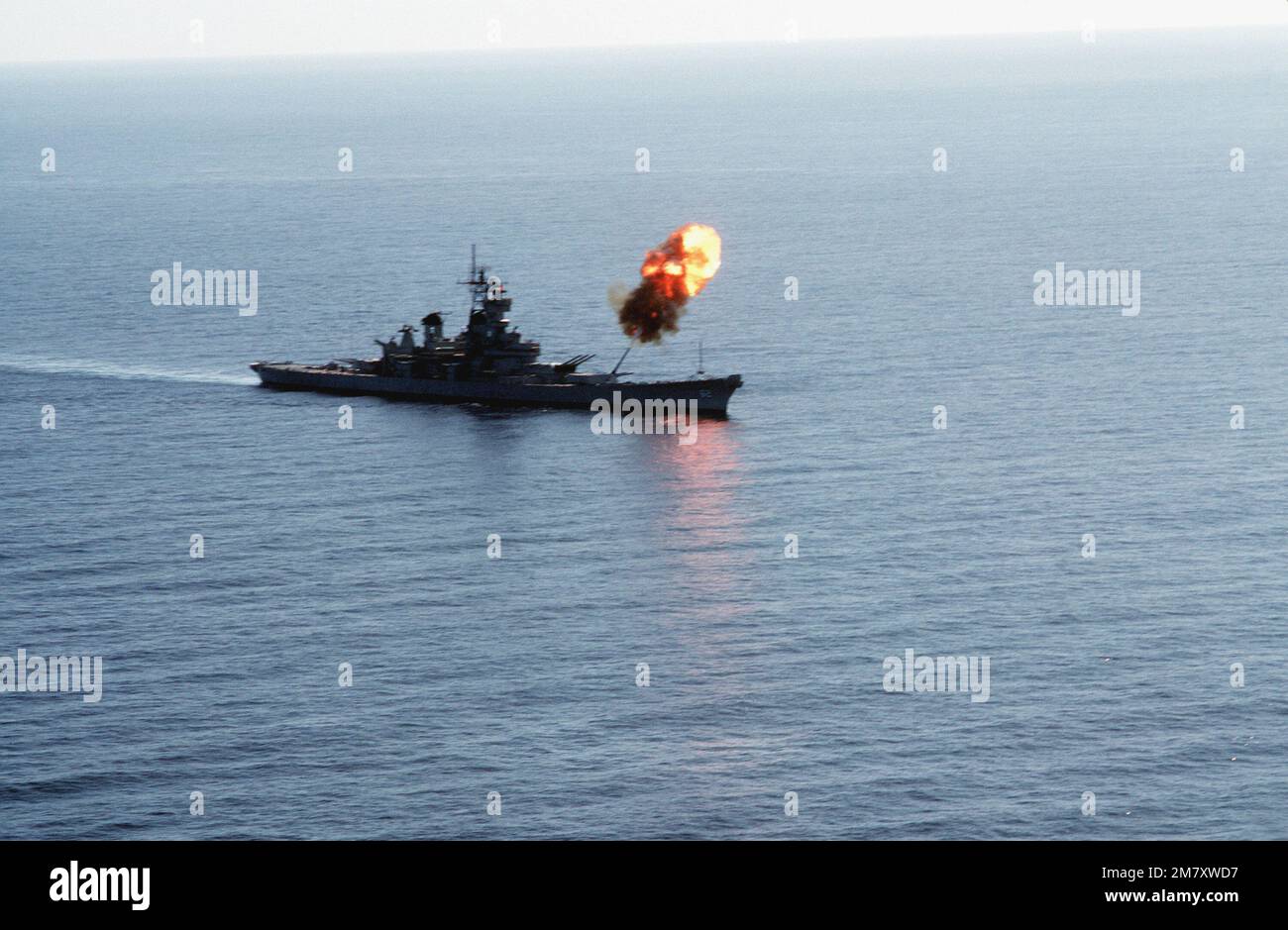 Una vista a dritta della corazzata NEW JERSEY (BB-62) che spara una delle sue pistole da 16 pollici/50. Il NEW JERSEY è stato rinnovato e modernizzato e sta subendo prove in mare prima della riattivazione nel gennaio 1983. Paese: Oceano Pacifico (POC) Foto Stock