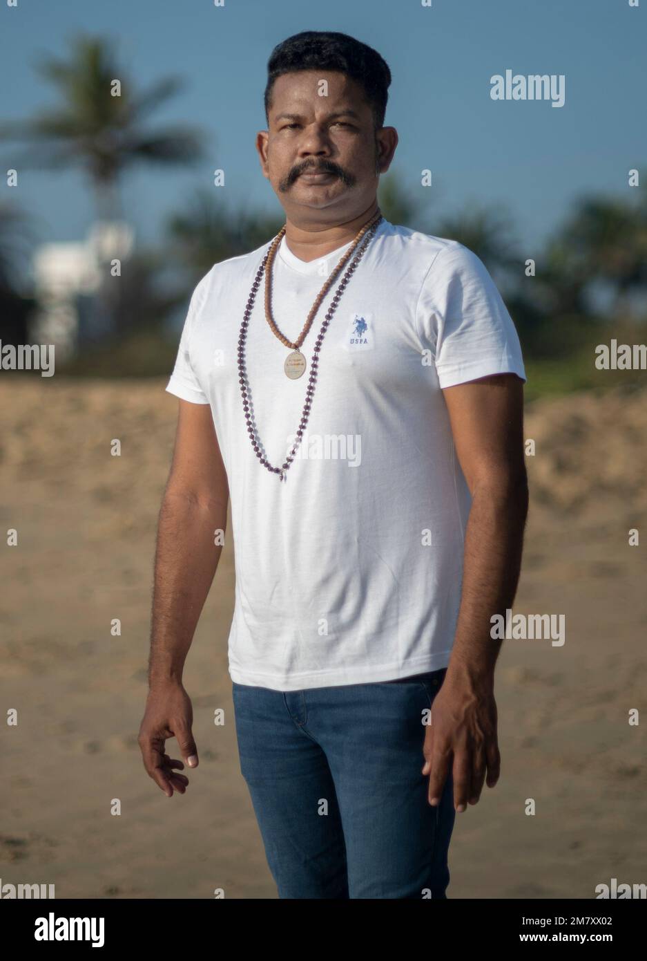 Uomo maschile indiano con T-shirt bianca e jeans blu Foto Stock