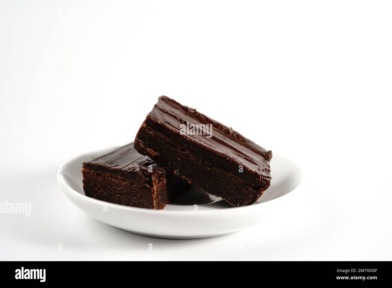 Marrone cioccolato fondente fatto in casa isolato su bianco, fuoco selettivo Foto Stock