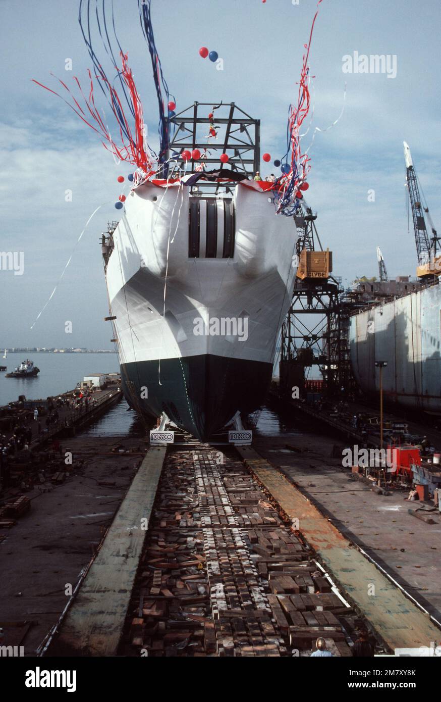 Una prua in vista della nave di riparazione cavi USNS ZEUS (T-ARC-7) durante la cerimonia di lancio. La nave fu costruita dalla National Steel and Shipbuilding Company. Base: San Diego Stato: California (CA) Paese: Stati Uniti d'America (USA) Foto Stock