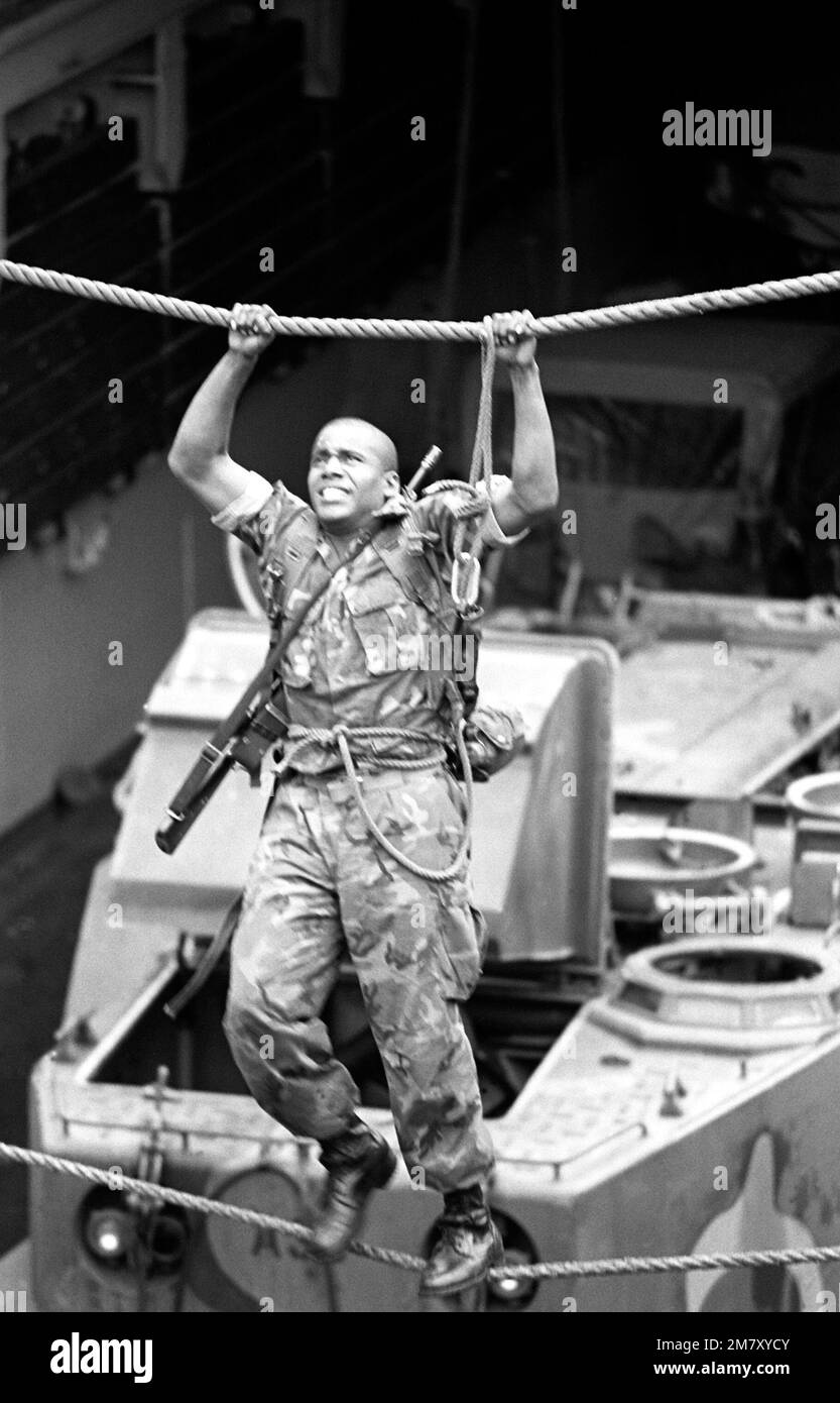 Mentre si è a bordo della nave portuale USS PORTLAND (LSD-37) i membri dell'operazione Unitas XXIII sono addestrati sui modi per attraversare un ponte di scimmie. Soggetto operativo/Serie: UNITAS XXIII Paese: Sconosciuto Foto Stock