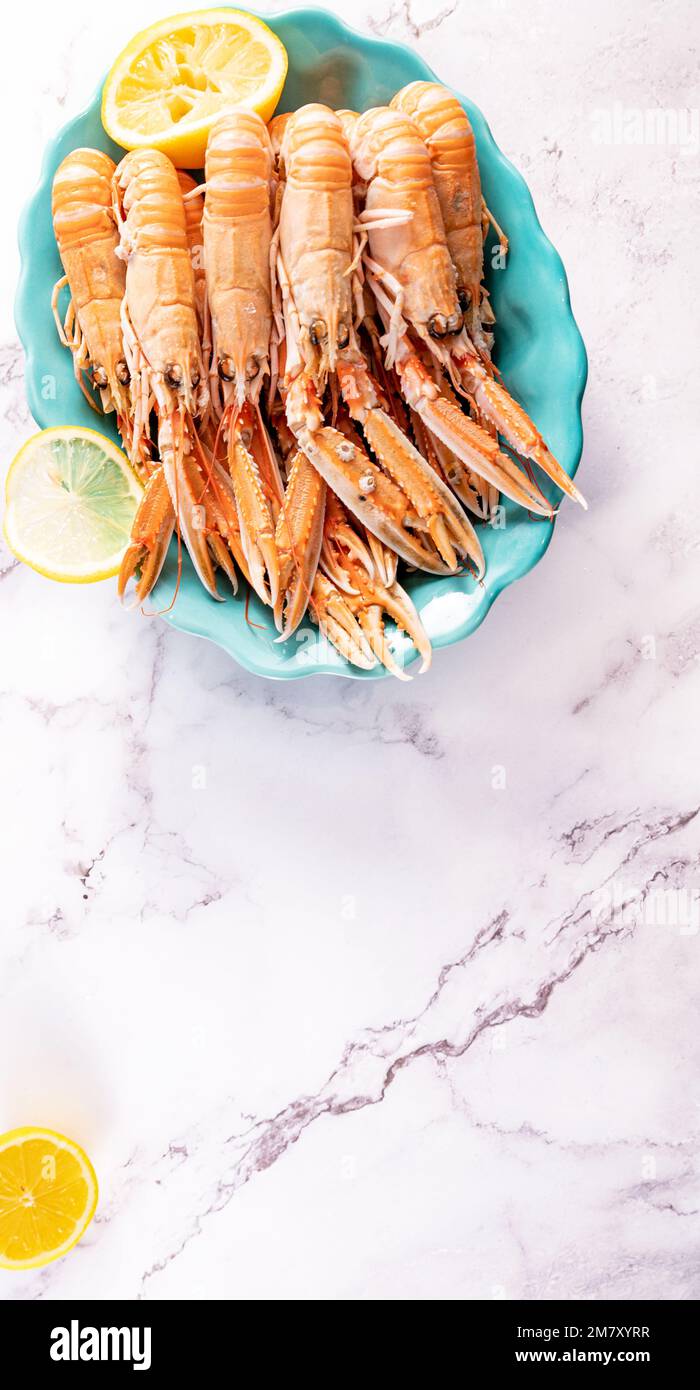 Un piatto di pesce per il tavolo festivo. Aragosta norvegese. Cibo per buongustai. Spazio libero per il testo. Foto di alta qualità Foto Stock