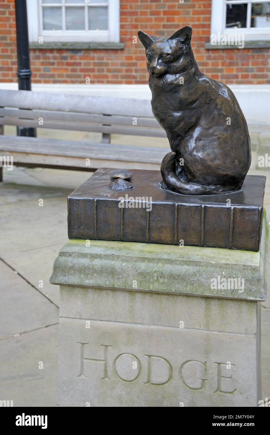 Londra, Inghilterra, Regno Unito. Hodge - scultura in bronzo (John Bickley; 1997) del gatto del dottor Samuel Johnson, a Gough Square, accanto alla sua casa. Foto Stock