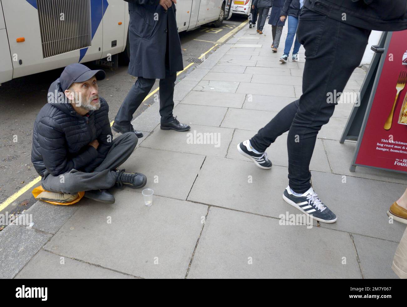Londra, Inghilterra, Regno Unito. L'uomo senza tetto che implora Westminster [No Model Release] Foto Stock