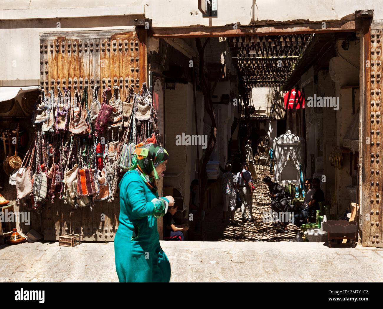 Fez, Marocco-23 aprile 2014: Gruppo di persone sedute in un negozio di nozze che fanno i clienti in una bella primavera mattina nella Medina di Fez Foto Stock