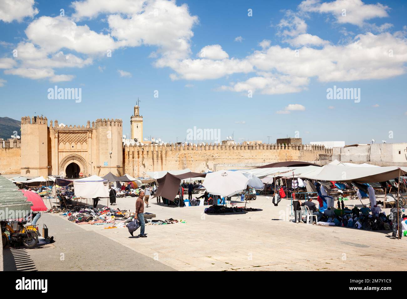 Fez, Marocco-23 aprile 2014: Marocchini vendita di vestiti sul mercato locale, molte persone guardare e acquistare; Fes-Boulemane Región, Nord Africa Foto Stock