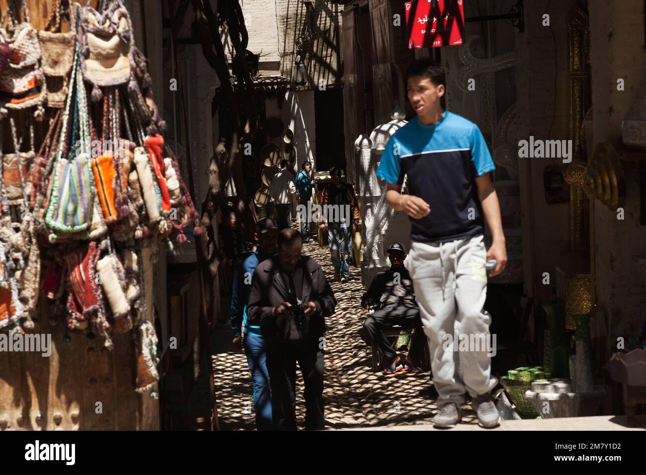 Fez, Marocco-23 aprile 2014: Gruppo di persone sedute in un negozio di nozze che fanno i clienti in una bella primavera mattina nella Medina di Fez Foto Stock