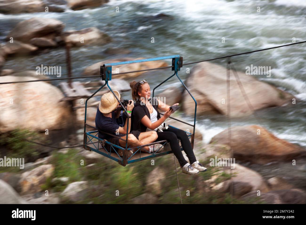 Inca's Way, Perù-02 giugno 2015: Le persone trascorrono 15 giorni a piedi lungo Inca's Way a Machupicchu. Una coppia sta attraversando un fiume ad Aguas Calientes Foto Stock