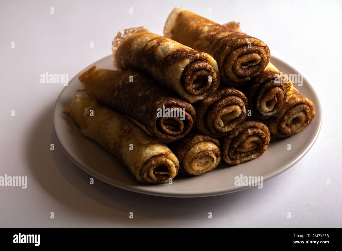 foto frittelle tubo ritorto su un piatto Foto Stock