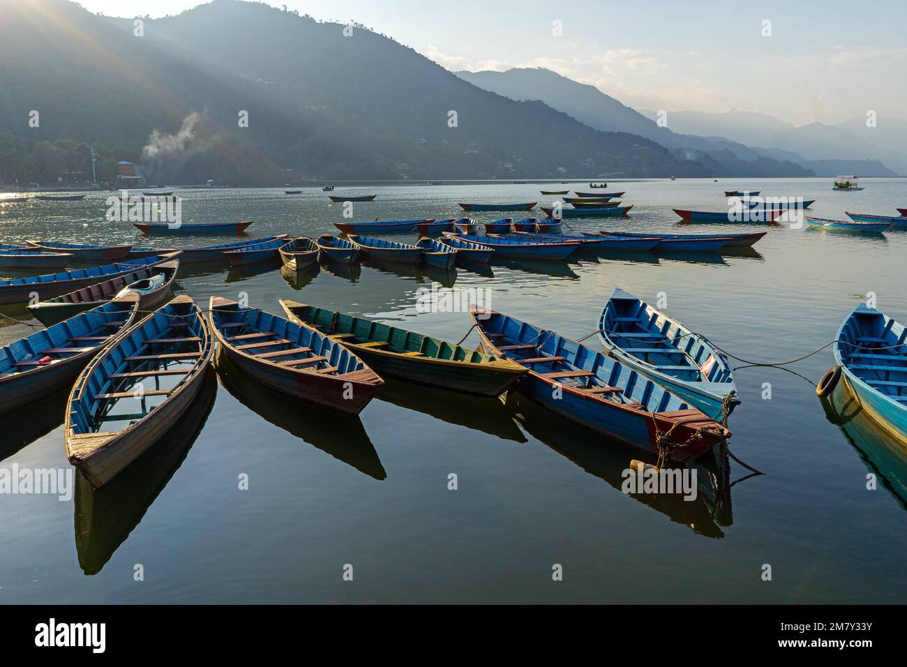 Pokhara, Nepal ; 4th dicembre 2022; Barche multicolore ormeggiate nel lago Phewa Foto Stock