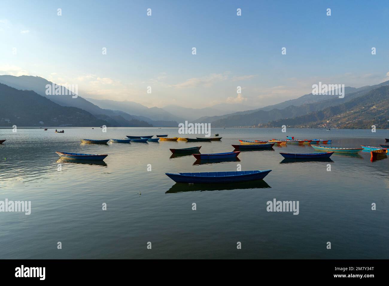 Pokhara, Nepal ; 4th dicembre 2022; Barche multicolore ormeggiate nel lago Phewa Foto Stock