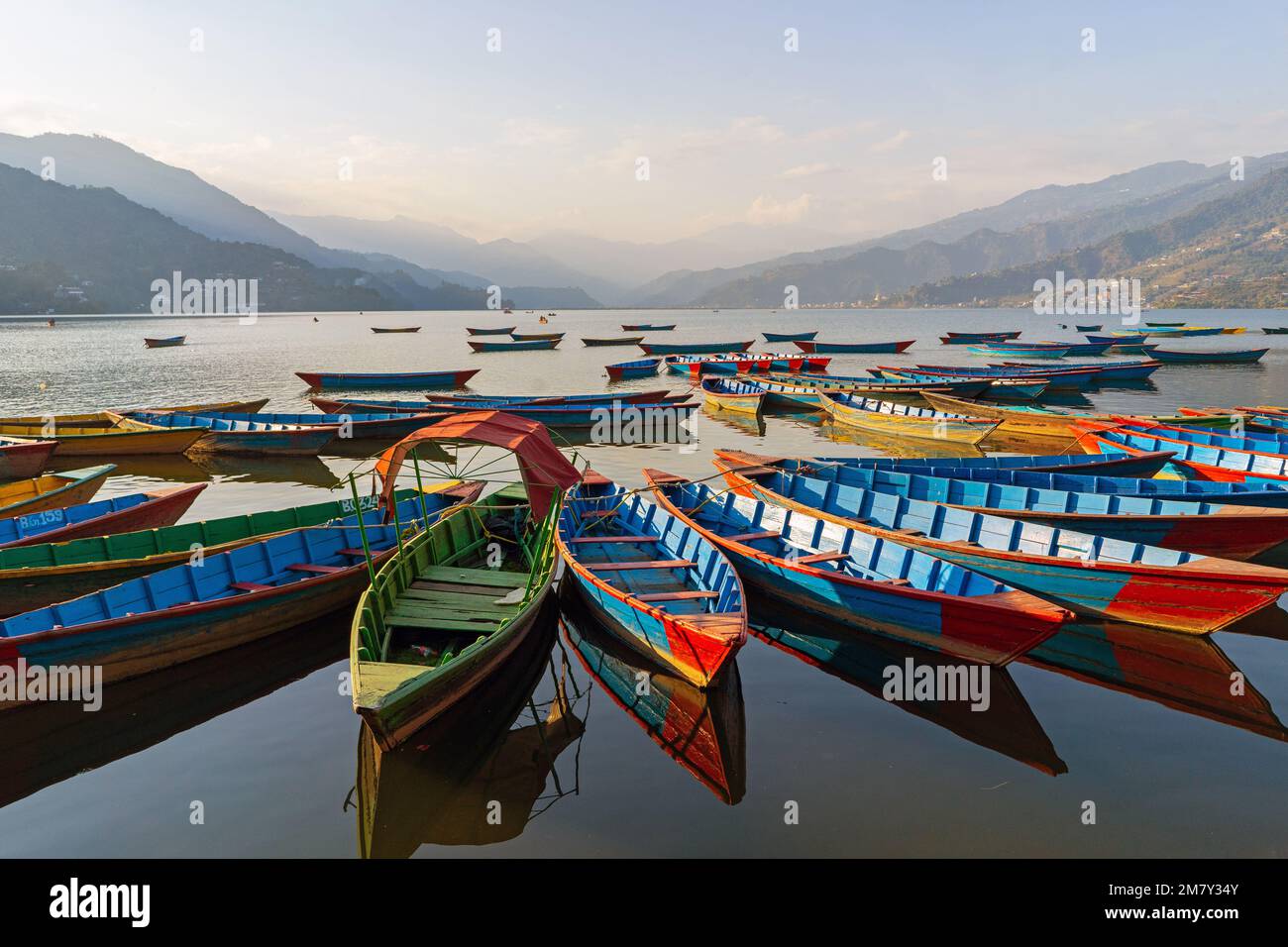 Pokhara, Nepal ; 4th dicembre 2022; Barche multicolore sul lago Phewa Foto Stock