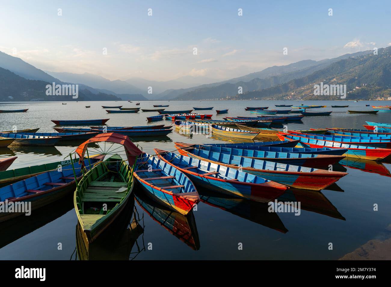 Pokhara, Nepal ; 4th dicembre 2022; Barche multicolore sul lago Phewa Foto Stock