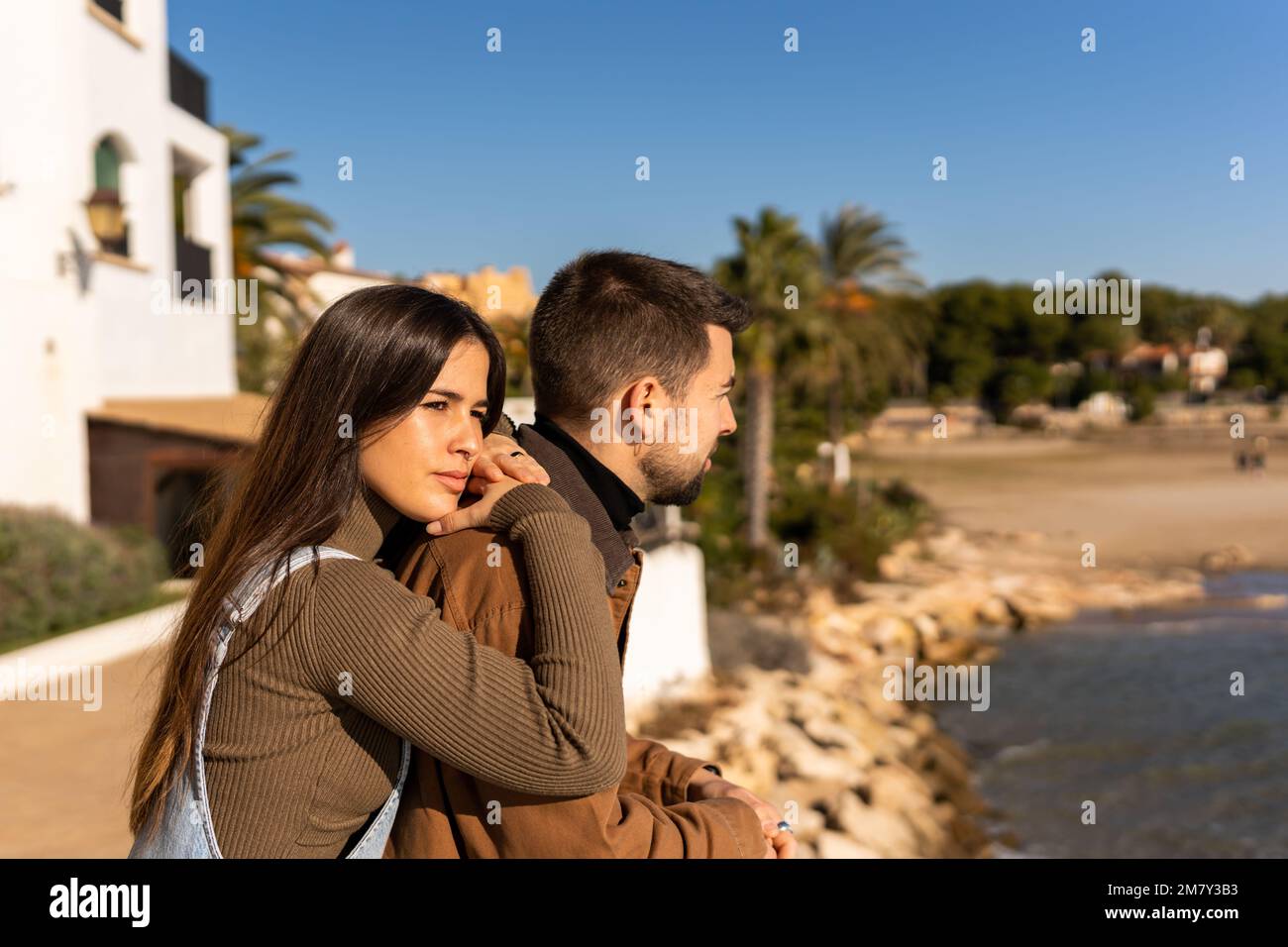 le giovani coppie innamorate godono di una vista idilliaca insieme durante la loro luna di miele in paradiso Foto Stock