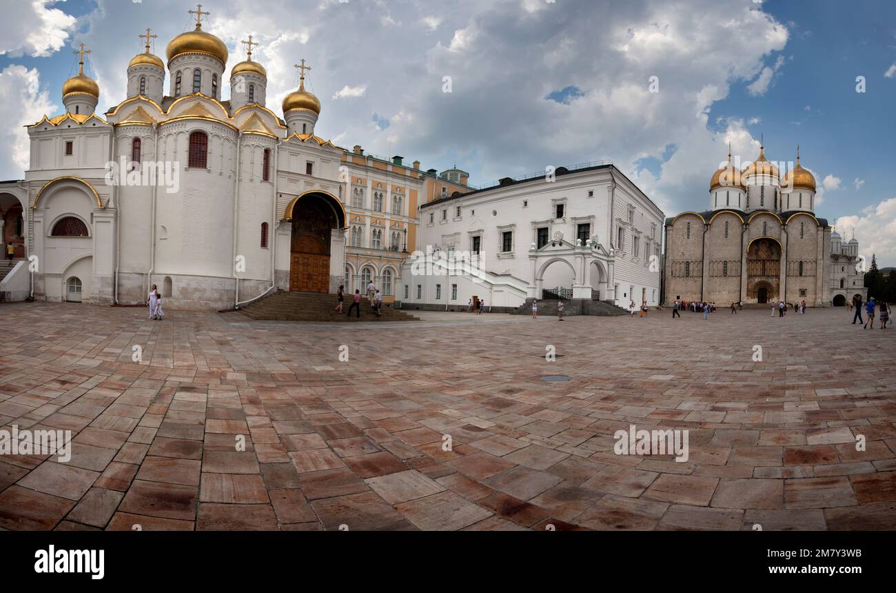 Mosca, Russia-20 luglio 2010. Turisti in visita al Cremlino. All'interno di questa Piazza Sobornaya, dove si trovano la Cattedrale dell'Assunzione e la Cattedrale dell'Anuncion Foto Stock