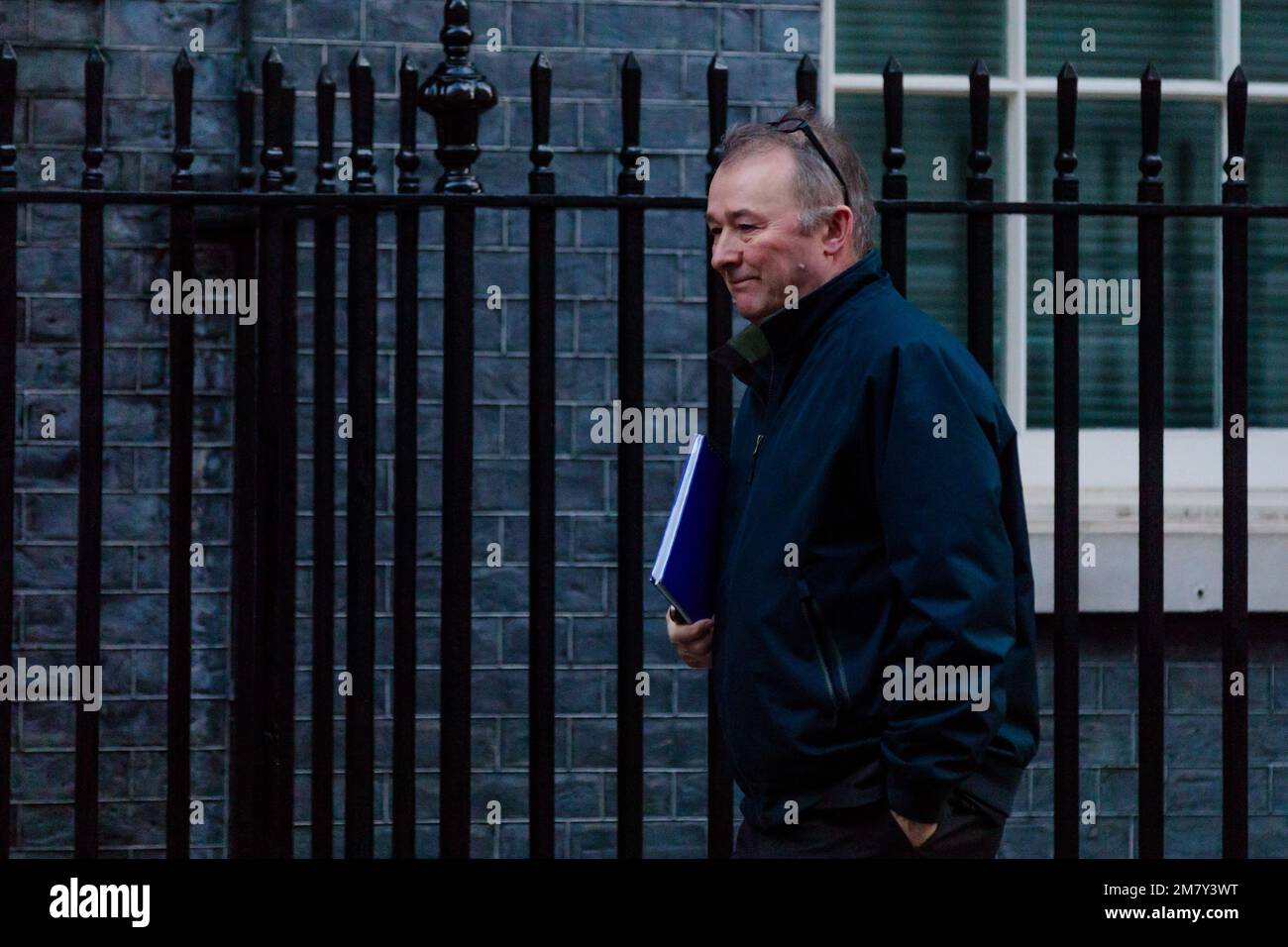 Downing Street, Londra, Regno Unito. 11th gennaio 2023. Simon Hart MP, Segretario parlamentare al Tesoro (Chief Whip), arrivato a Downing Street all'inizio di questa mattina dopo il backbencher Tory, Andrew Bridgen fa ulteriori controverse osservazioni sul vaccino anti Covid. Foto di Amanda Rose/Alamy Live News Foto Stock