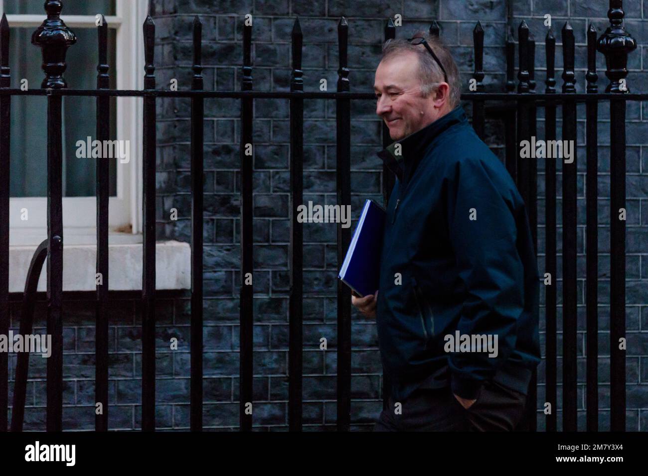 Downing Street, Londra, Regno Unito. 11th gennaio 2023. Simon Hart MP, Segretario parlamentare al Tesoro (Chief Whip), arrivato a Downing Street all'inizio di questa mattina dopo il backbencher Tory, Andrew Bridgen fa ulteriori controverse osservazioni sul vaccino anti Covid. Foto di Amanda Rose/Alamy Live News Foto Stock
