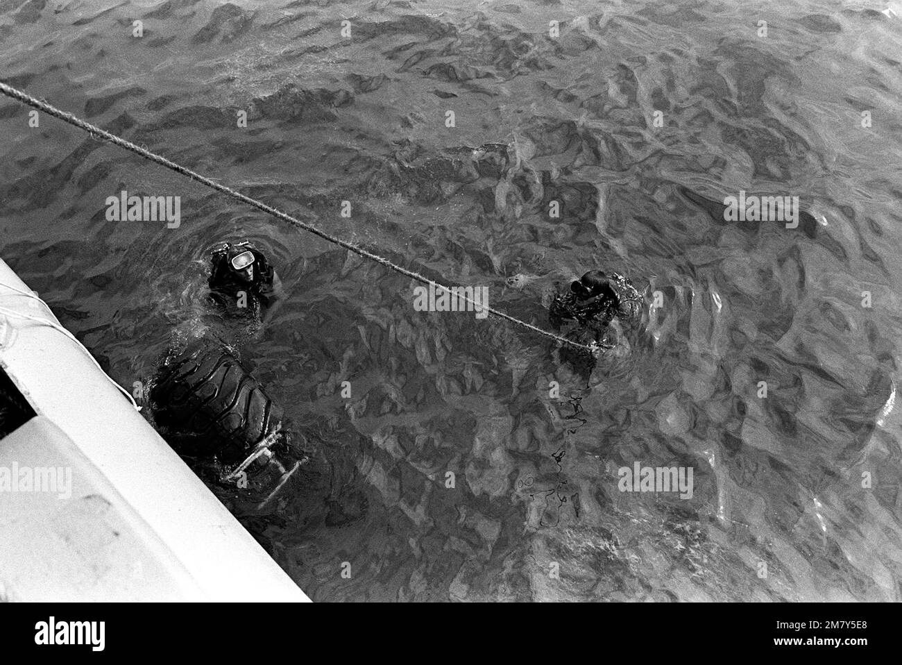 Gli equipaggi della nave di salvataggio USS CONSERVER (ARS-39) posizionano uno pneumatico in acqua, mentre si preparano ad iniziare le operazioni di salvataggio su una barca della Guardia Costiera che affondò quando l'uragano IWA passò attraverso la zona. Base: Kauai Stato: Hawaii (HI) Paese: Stati Uniti d'America (USA) Foto Stock