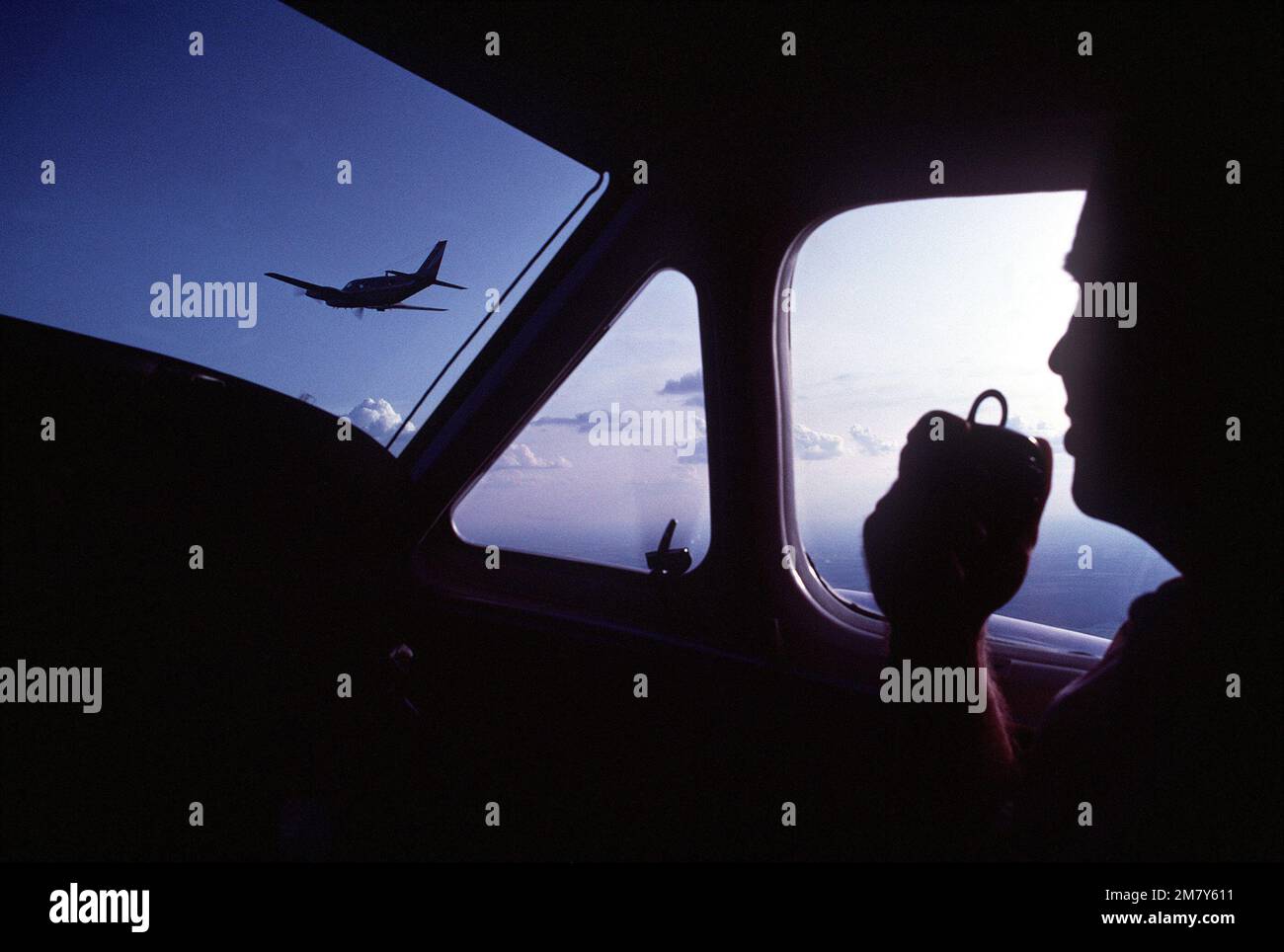 NEGLI STATI UNITI Servizio doganale il funzionario di filiale di supporto aereo chiede un controllo di registrazione su un aeromobile sospetto di essere utilizzato per il contrabbando. Stato: Texas (TX) Paese: Stati Uniti d'America (USA) Foto Stock