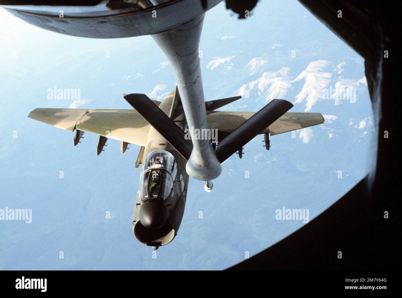 Una vista aria-aria, come si vede dalla sezione di boom di un aeromobile KC-135A Stratotanker, di un aeromobile A-7D Corsair II quando si avvicina per il rifornimento. Paese: Sconosciuto Foto Stock