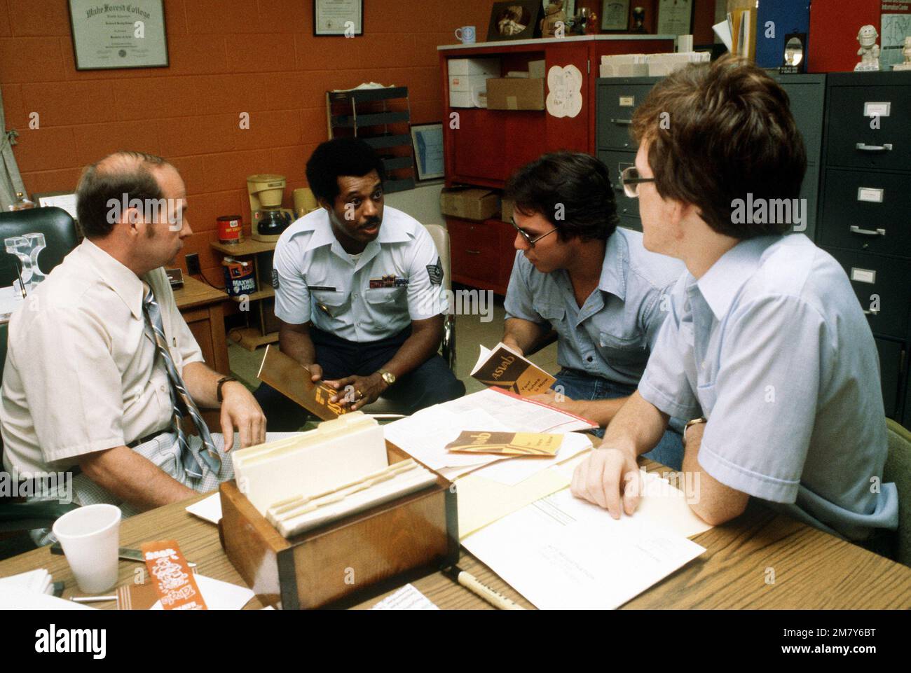 Il reclutatore dell'aeronautica MSGT James A. Warren discute i test attitudinali con Leonard Evans (a sinistra), un consigliere universitario, e gli studenti Cris Cotts e Mike Moore. Base: Washington Stato: District of Columbia (DC) Nazione: Stati Uniti d'America (USA) Foto Stock