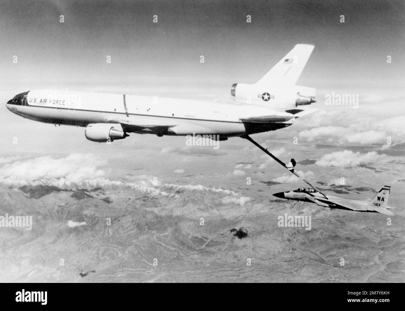 Vista laterale sinistra aria-aria di un aeromobile KC-10A Extender che rifornisce un aeromobile F-15 Eagle. Paese: Sconosciuto Foto Stock