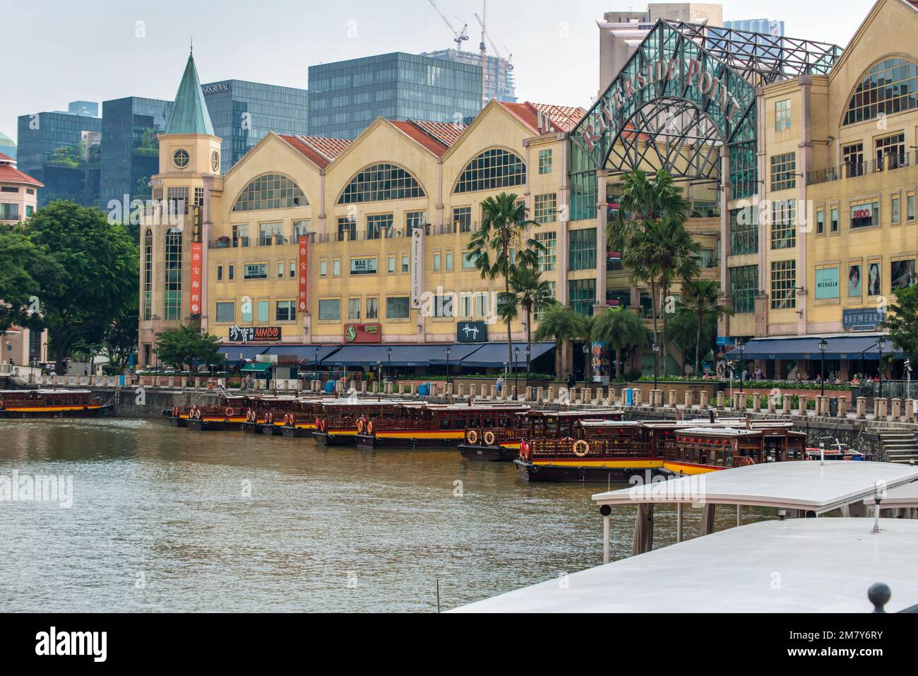 Taxi Riverboat sul fiume Singapore a Clarke Quay, Singapore, Asia Foto Stock