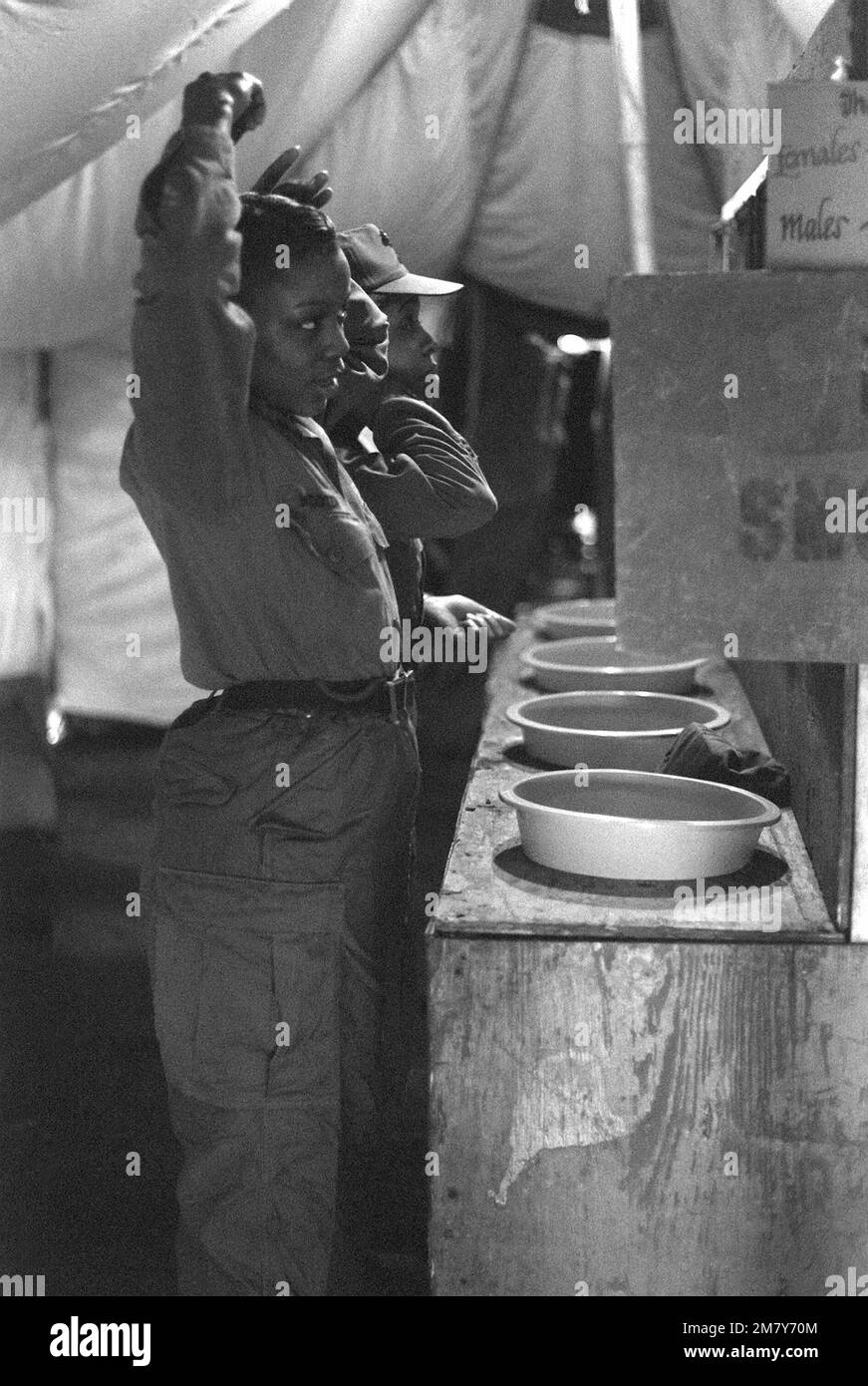 Private First Class Latoi Wooten (primo piano) e PFC Willie Tucker, entrambi della 364th Supply and Service Company, Fort Bragg, North Carolina, rinfrescarsi nel campo doccia impianto loro e altri membri della loro unità costruita per esercizio EAGLE SCIOPERO III Soggetto operativo/Serie: EAGLE STRIKE III base: Fort Campbell Stato: Kentucky (KY) Paese: Stati Uniti d'America (USA) Foto Stock