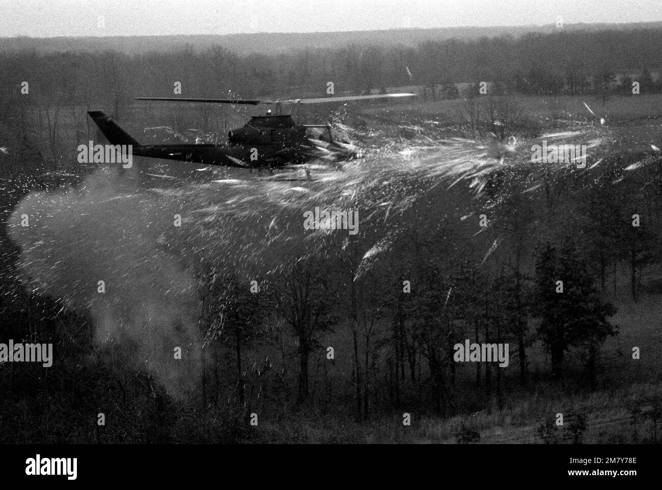 Le scintille volano come un missile DI TRAINO lanciato da un elicottero AH-1H Cobra testa verso il basso verso un bersaglio simulato armatura. L'elicottero sta partecipando ad allenamenti di canneria condotti dalla Co.. B, 229th elicottero d'assalto BN., durante l'esercizio Eagle Strike III. Soggetto operativo/Serie: EAGLE STRIKE III base: Fort Campbell Stato: Kentucky (KY) Paese: Stati Uniti d'America (USA) Foto Stock