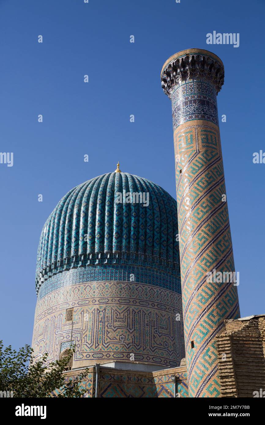 Cupola e Minareto, complesso di Gur-e-Amir (Mausoleo), costruito nel 1403, luogo di sepoltura di Amir Temir, Samarcanda, Uzbekistan Foto Stock