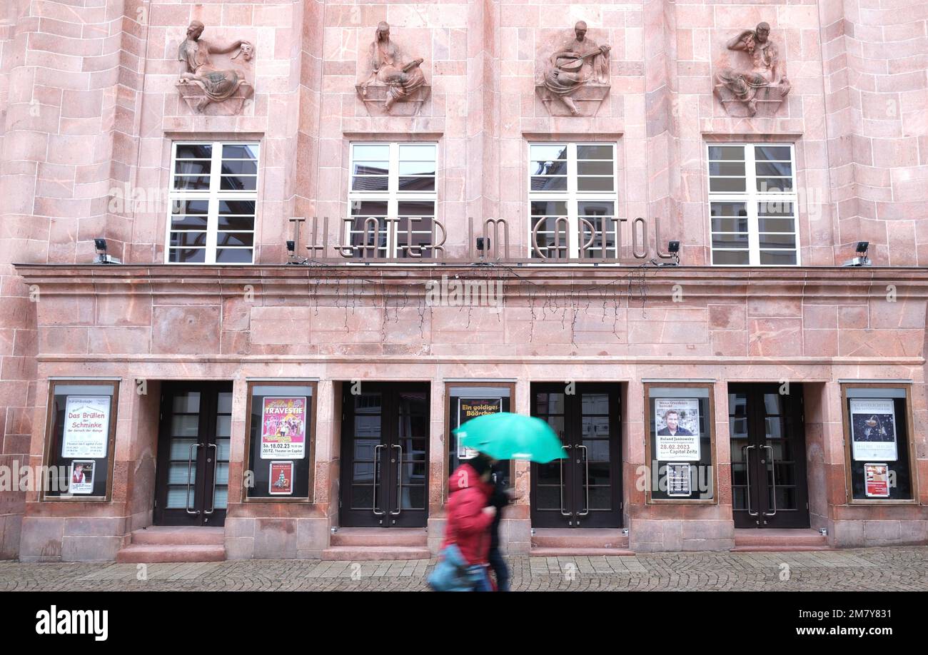 Zeitz, Germania. 11th Jan, 2023. Il teatro nel Campidoglio nella zona pedonale. La città industriale è considerata il cuore del cambiamento strutturale nella regione mineraria della lignite della Germania centrale. Credit: Sebastian Willnow/dpa/Alamy Live News Foto Stock