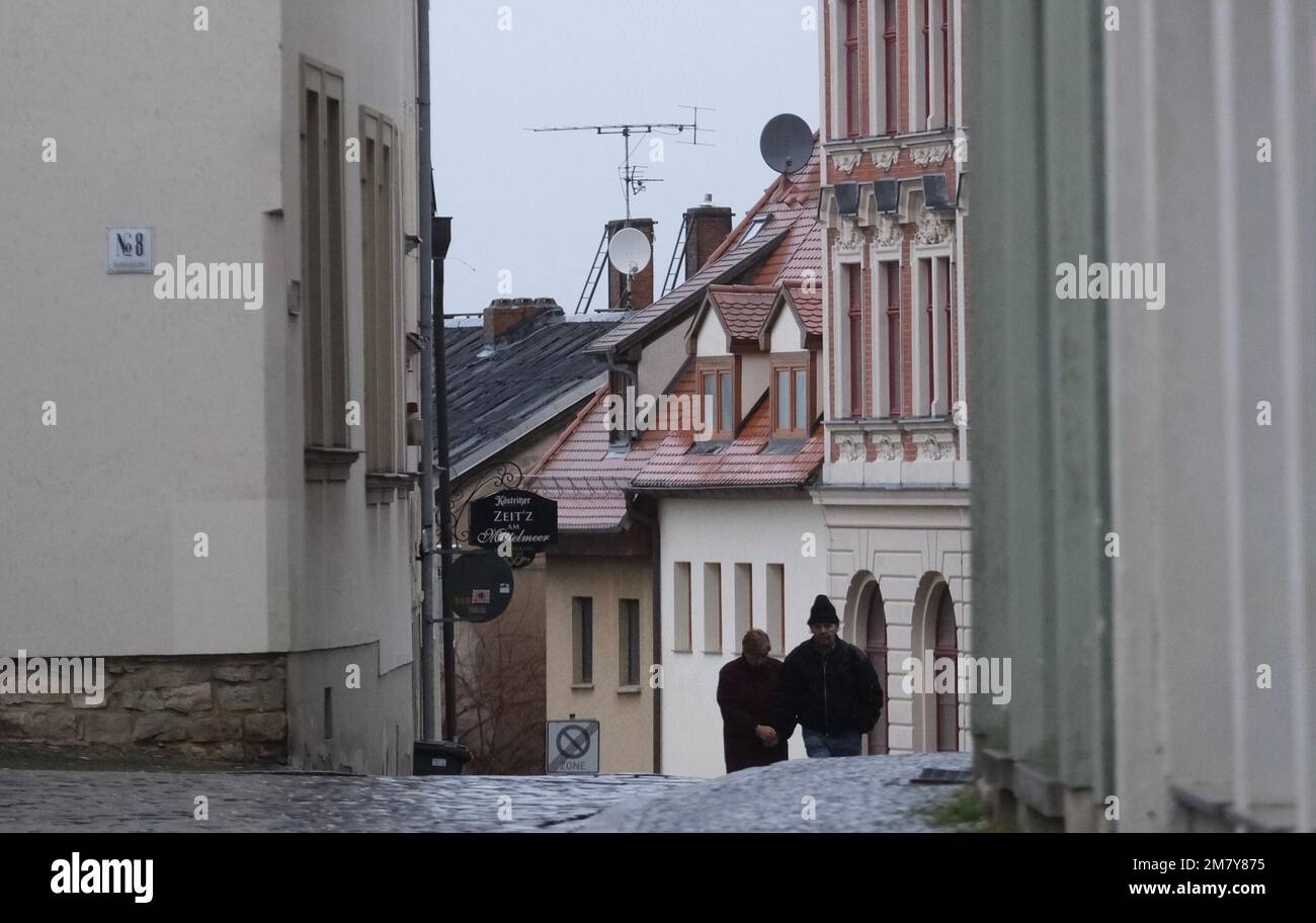 Zeitz, Germania. 11th Jan, 2023. Vista della zona pedonale. La città industriale è considerata il cuore del cambiamento strutturale nella regione mineraria della lignite della Germania centrale. Credit: Sebastian Willnow/dpa/Alamy Live News Foto Stock