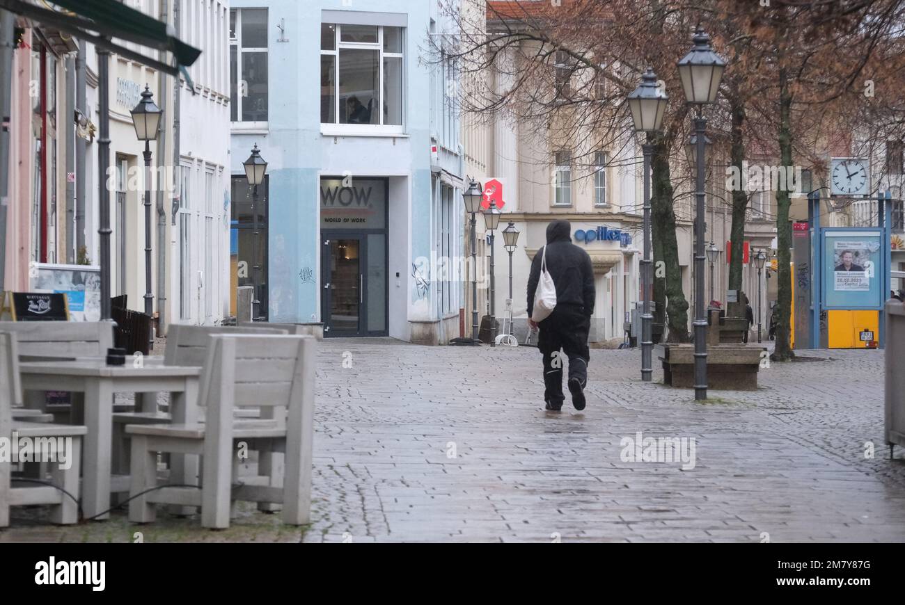 Zeitz, Germania. 11th Jan, 2023. Vista della zona pedonale. La città industriale è considerata il cuore del cambiamento strutturale nella regione mineraria della lignite della Germania centrale. Credit: Sebastian Willnow/dpa/Alamy Live News Foto Stock