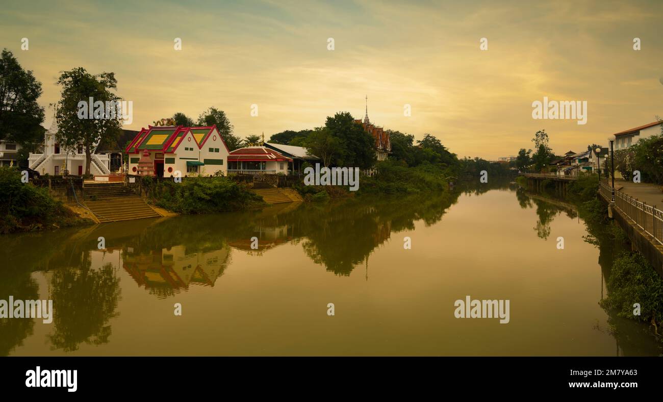 Fiume Wang e architettura cittadina nella città di Lampang. Thailandia Foto Stock