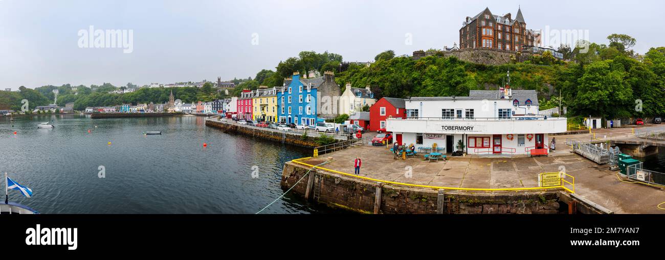 Tobermoray, un villaggio costiero sull'Isola di Mull, Ebridi interne, costa occidentale della Scozia con il suo molo e gli iconici edifici colorati sul porto Foto Stock