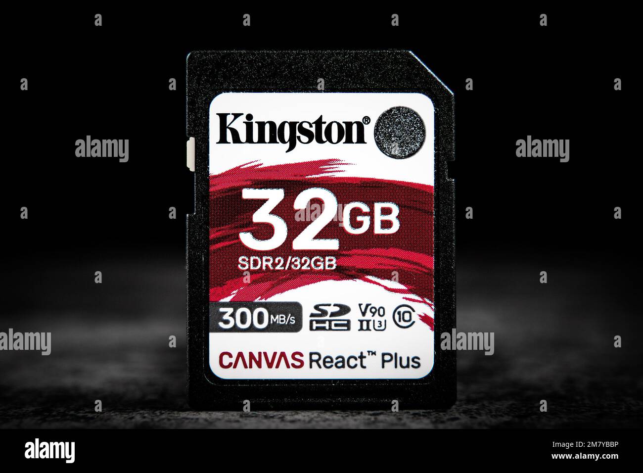 Scheda flash kingston SD hc uhs 2 su sfondo nero Foto Stock