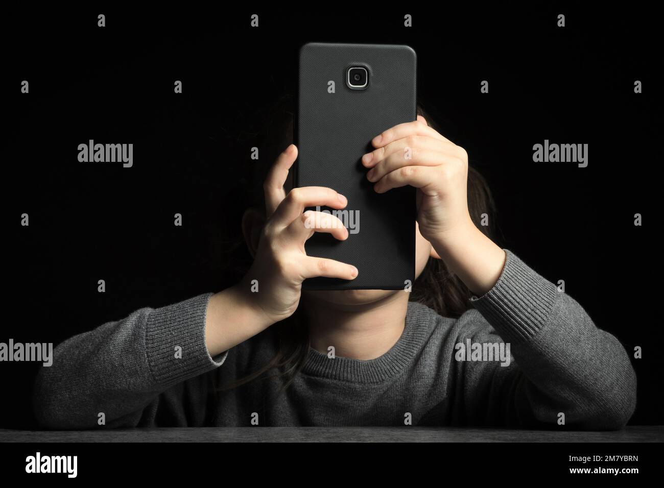 Il problema della dipendenza dei bambini dai gadget, online e tempo dello schermo Foto Stock