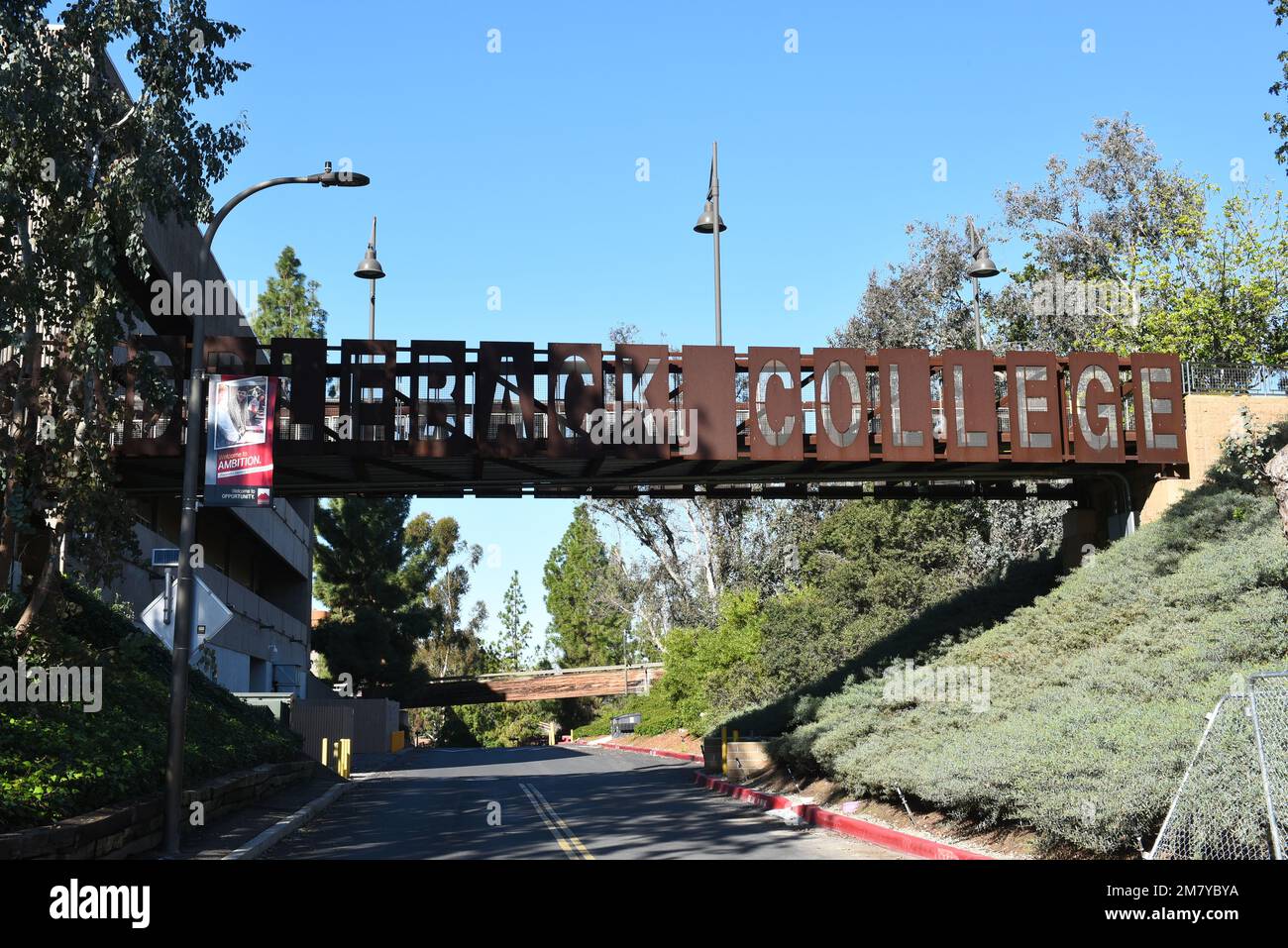 MISSIONE VIEJO, CALIFORNIA - 8 GEN 2023: Ponte su Library Road sul campus del Saddleback College. Foto Stock