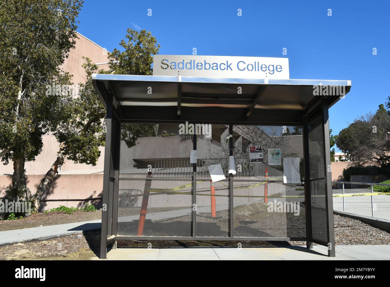 MISSIONE VIEJO, CALIFORNIA - 8 GENNAIO 2023: Shelter bus sul campus del Saddleback College. Foto Stock