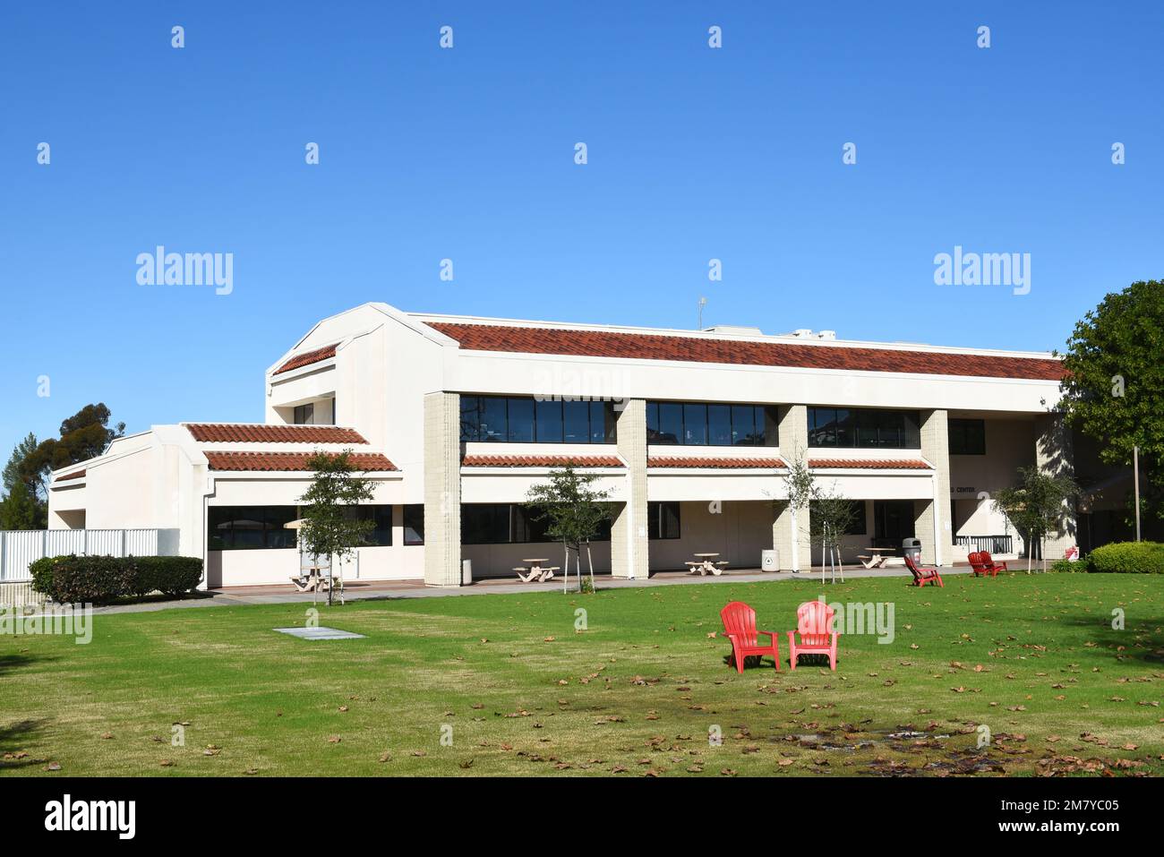 MISSIONE VIEJO, CALIFORNIA - 8 GEN 2023: Business and General Studies building on the Campus of Saddleback College. Foto Stock